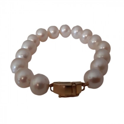 Bracelet with pearls and gold safety clasp